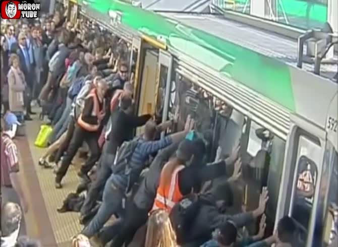 Video :The entire station comes together to save a guy who slips between the platform and the train (Australia)